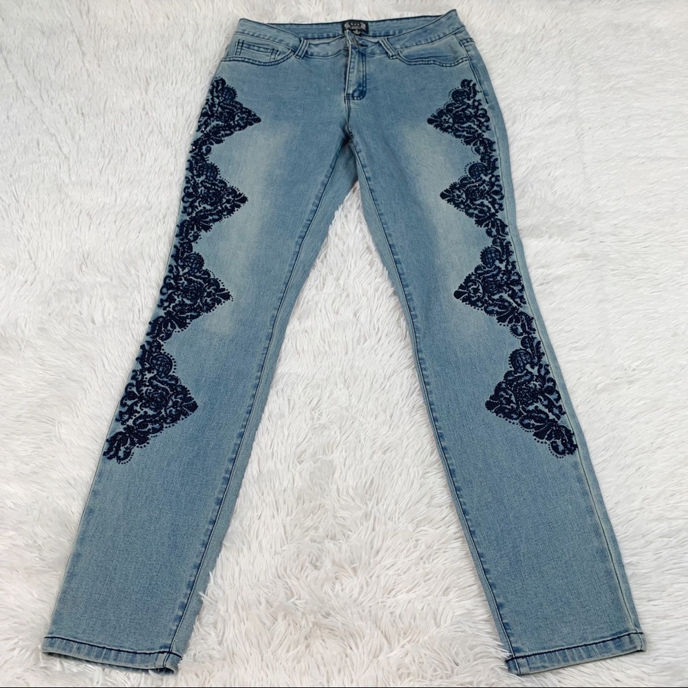 A.Z.I mid rise back floral embroidered blue jeans light wash‎
